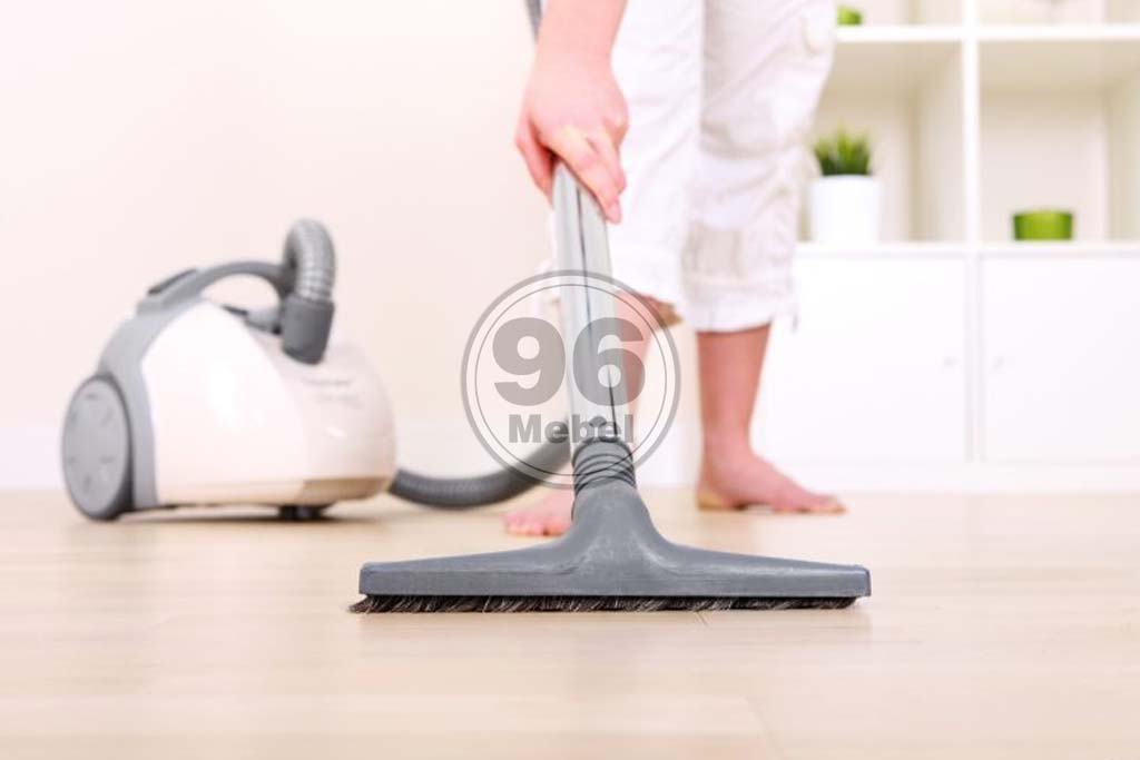 Bersihkan Debu dengan Vacuum Cleaner
